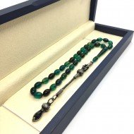 Kazaz Püsküllü Arpa Kesim Petrol Yeşili Hareli Sıkma Kehribar Tesbih Kazaz Püsküllü Arpa Kesim Petrol Yeşili Hareli Sıkma Kehribar Tesbih